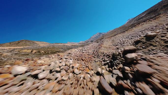 川西甘孜藏族自治州石滩峡谷地貌穿越机航拍