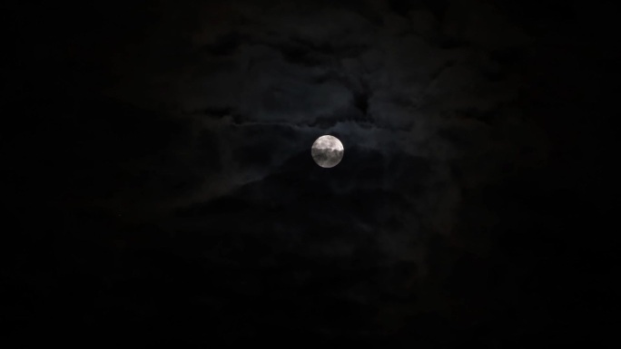 实拍月亮冲出乌云