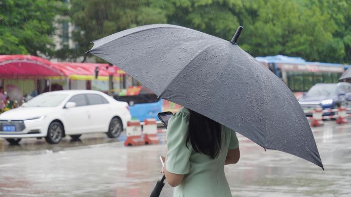 女孩下雨天撑雨伞