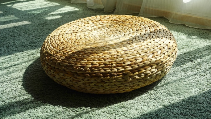 地毯上的圆形蒲团坐垫阳光影子空镜延时