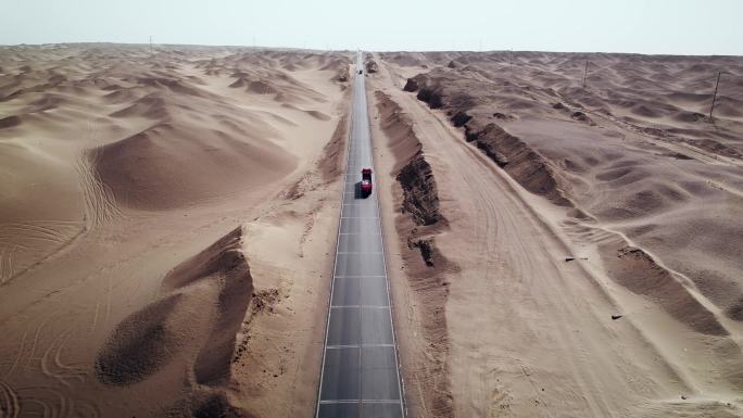 行驶在青海戈壁公路的大货车