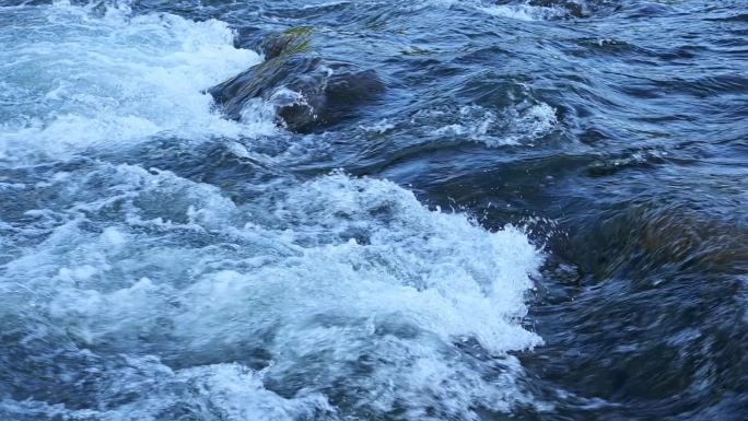 波涛汹涌的溪流水流河流慢镜头