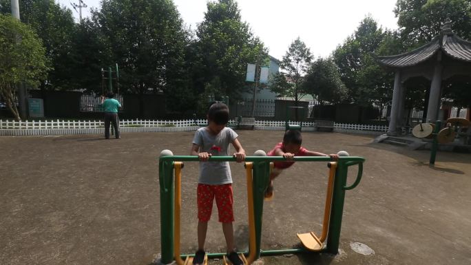 农村留守孩子儿童体育健身设施游玩实拍