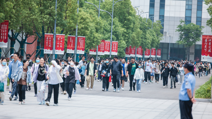 考生进场考试走出考场2023年放学上学