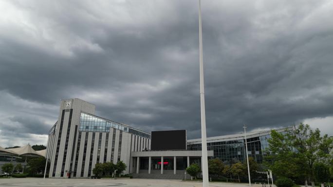 极端天气雷阵雨  风云变幻暴雨前预兆