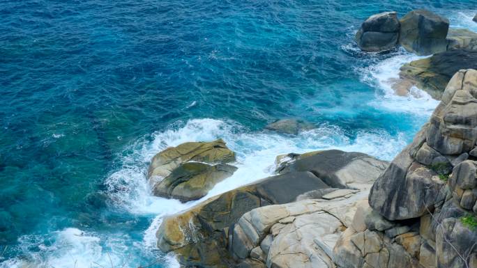 海南三亚大海边蓝色海浪拍打礁石岩石海景