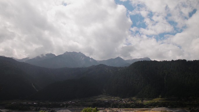 蓝天白云云雾缭绕虎头山