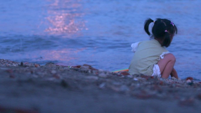 武汉武昌江滩傍晚夕阳余晖下小女孩玩水组镜