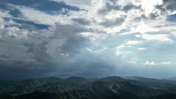 极端天气雷阵雨  风云变幻暴雨前预兆