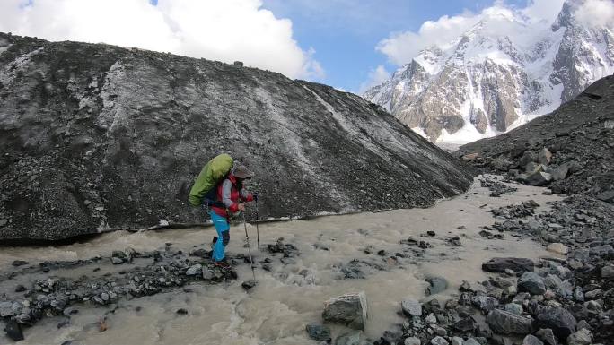 徒步登山女孩渡河