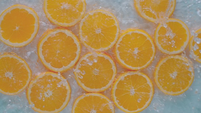 溅起水花的新鲜橙子片
