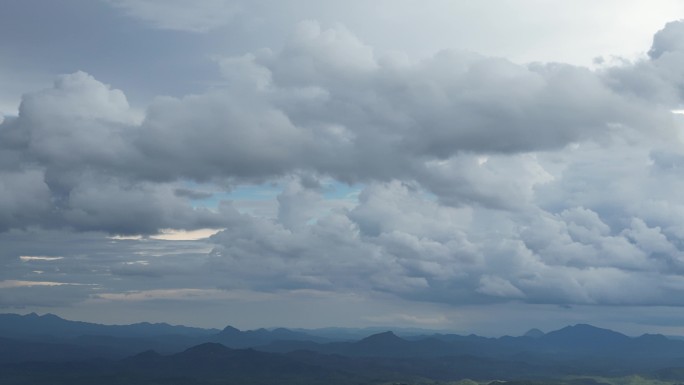 极端天气雷阵雨  风云变幻暴雨前预兆