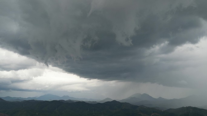 极端天气雷阵雨  风云变幻暴雨前预兆