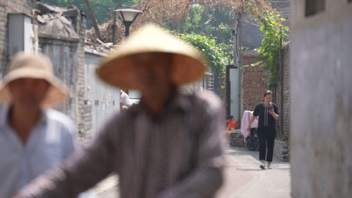 北京胡同里经过的行人