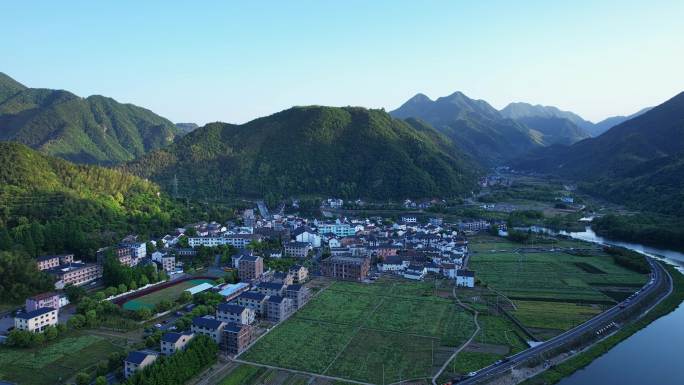 航拍大山里美丽的乡村