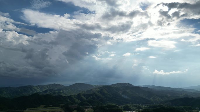 极端天气雷阵雨  风云变幻暴雨前预兆