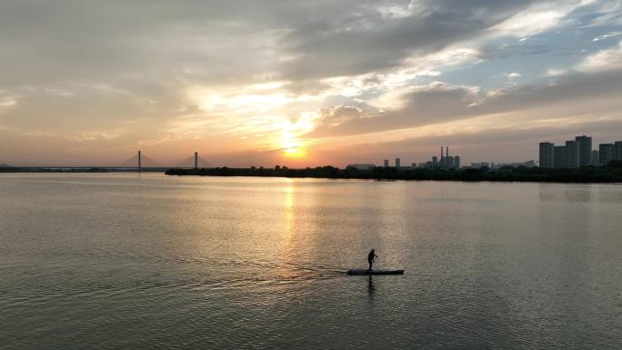 航拍襄阳汉江水上运动划桨板城市风光