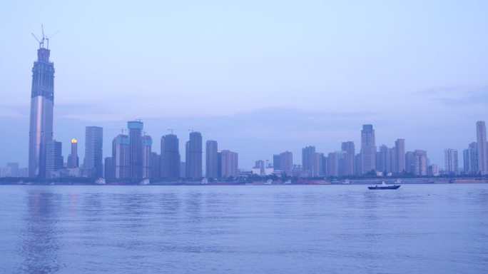 武汉长江边绿地金融中心货船傍晚光线延时