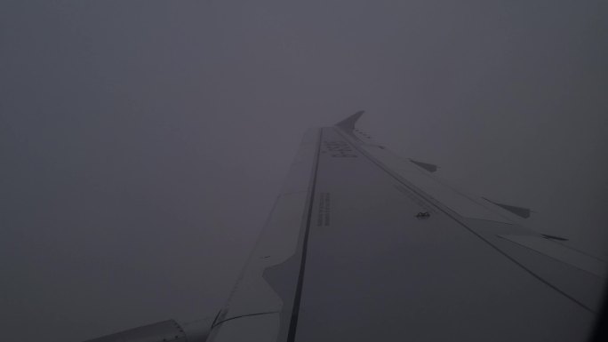 飞机穿云