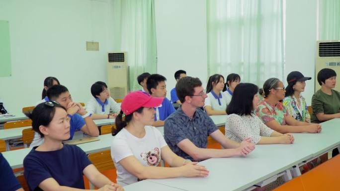 学校外教老师上课,外籍老师教学 上课