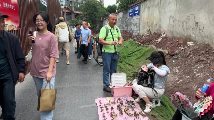 地摊经济 路边小商小贩摆地摊