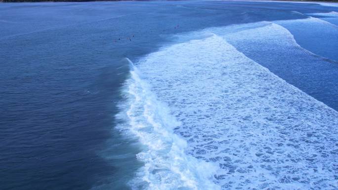 唯美白泡沫海浪层层翻滚-冲浪人的天堂