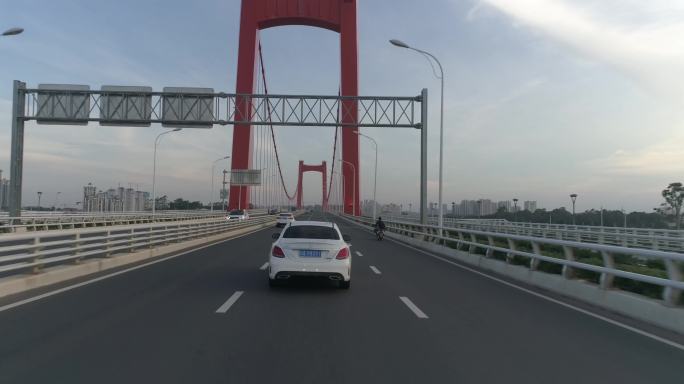 奔驰车行驶在良庆大桥