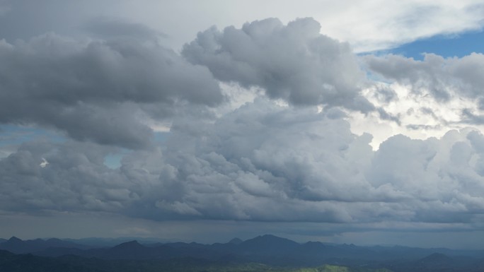 极端天气雷阵雨  风云变幻暴雨前预兆