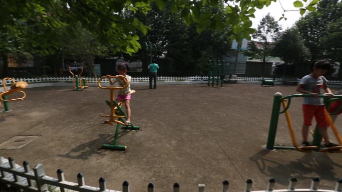 农村留守儿童孩子在体育健身设施游玩实拍