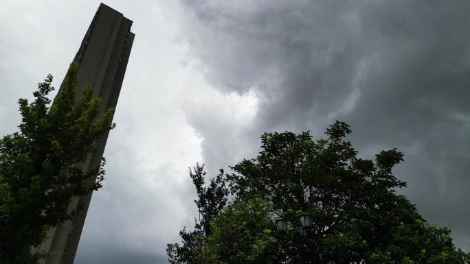 极端天气雷阵雨  风云变幻暴雨前预兆