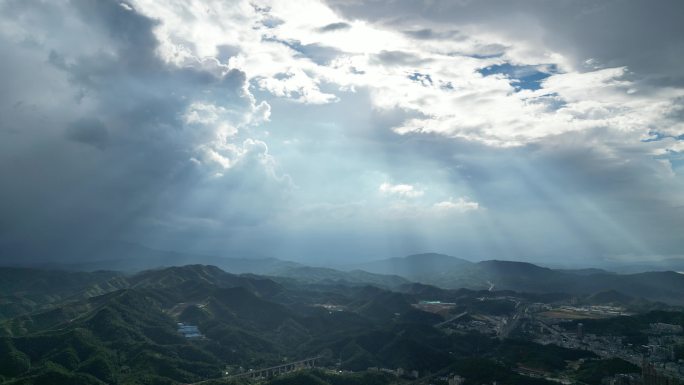 极端天气雷阵雨  风云变幻暴雨前预兆