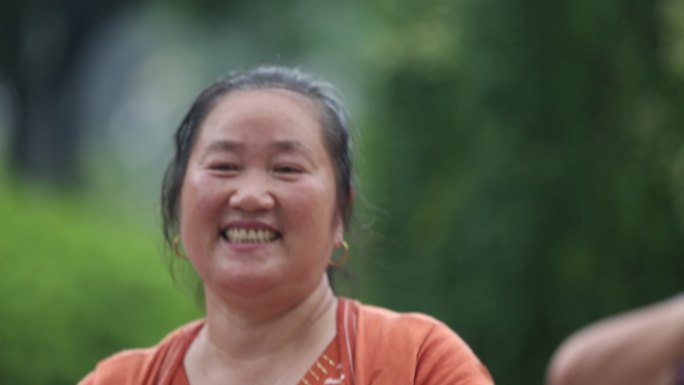 浙江农村老人妇女健身操广场舞幸福微笑