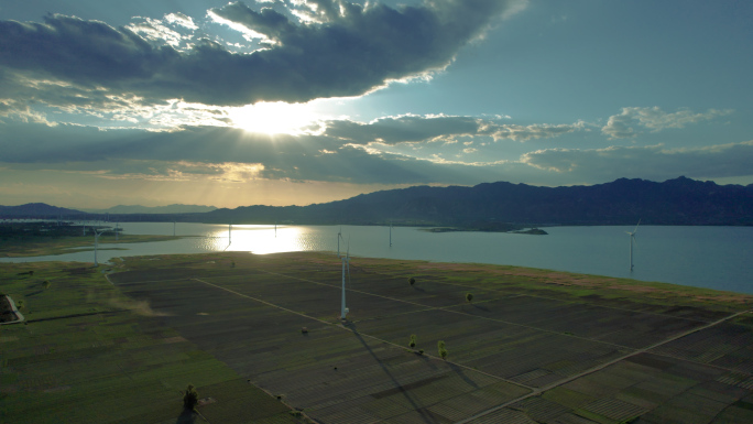 风力发电风车湖面田野夕阳4K