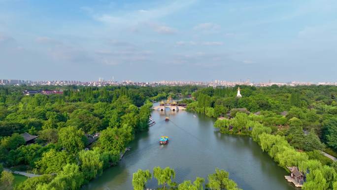 航拍江苏省扬州市瘦西湖风景区春景与大明寺