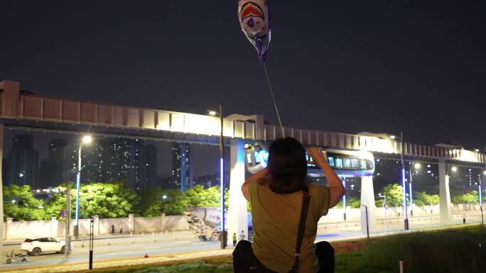 市民手机拍光谷光子号空轨夜间行驶