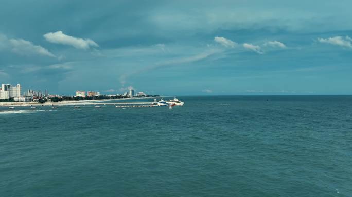 北海侨港海滩和国际客运港航船海景多镜头