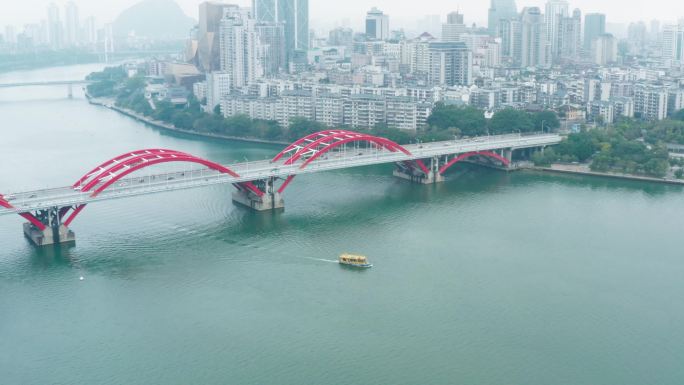 广西柳州文惠桥与柳江上的水上公交