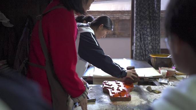 学生研学学习隆回非遗手艺滩头年画印刷术