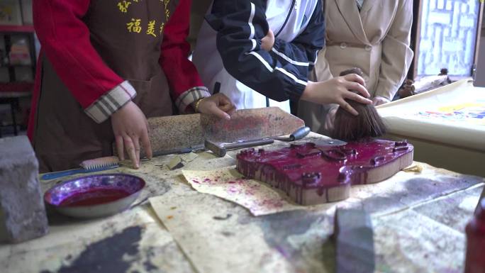 学生研学学习隆回非遗手艺滩头年画印刷术4