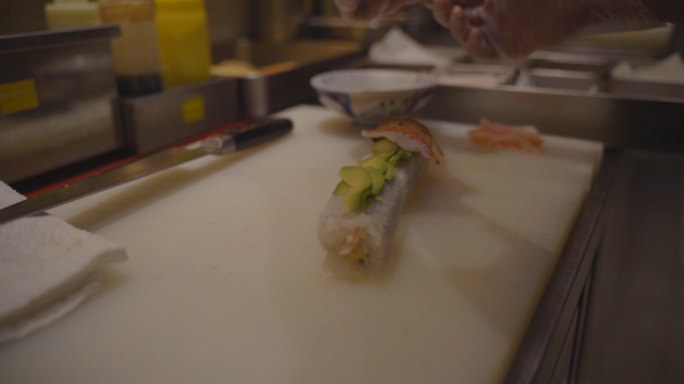 L手握寿司制作 日本餐厅做日本寿司