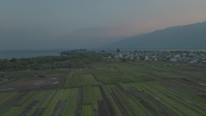 航拍云南大理洱海上关村日落宁静的小村庄