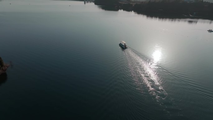 落日下仙海湖游轮航拍