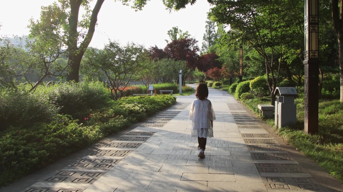 走在公园里的小女孩背景