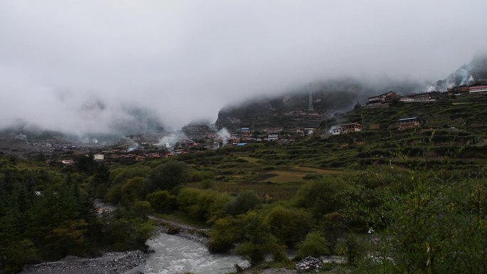 扎尕那山峰云雾