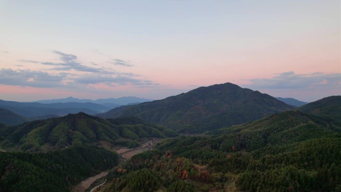 4K航拍深山中的夕阳