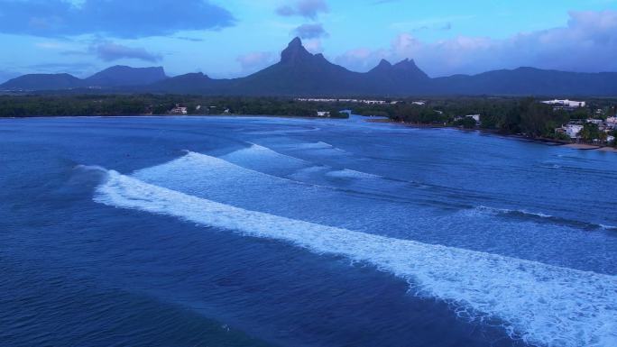 4K商用航拍壮观大海海浪层层浪花翻滚白浪