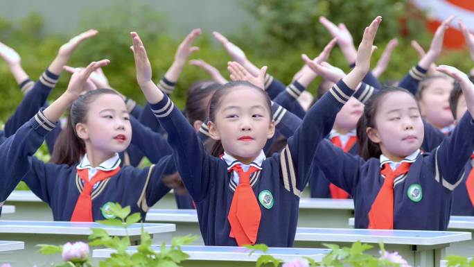 小学生操场节目表演