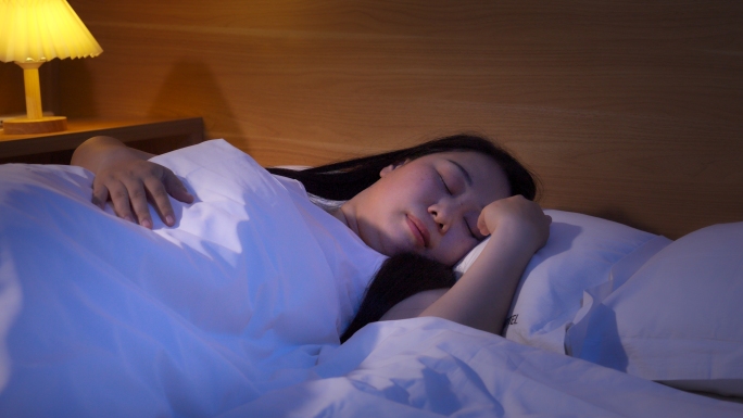 女人安静睡觉好睡眠睡得香