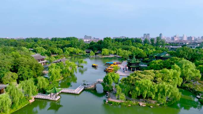 航拍江苏省扬州市瘦西湖风景区春景与大明寺