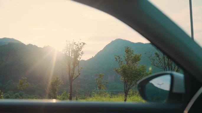 车窗外的晚霞夕阳
